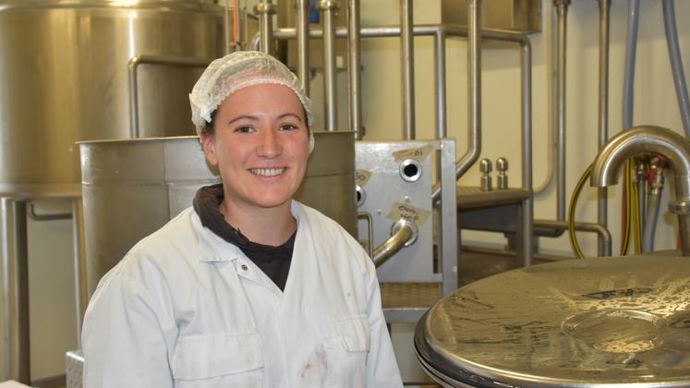 Adèle, 25 ans. Après avoir été vacher, elle est également agent de production au laboratoire de transformation. © R. Aries/GFA